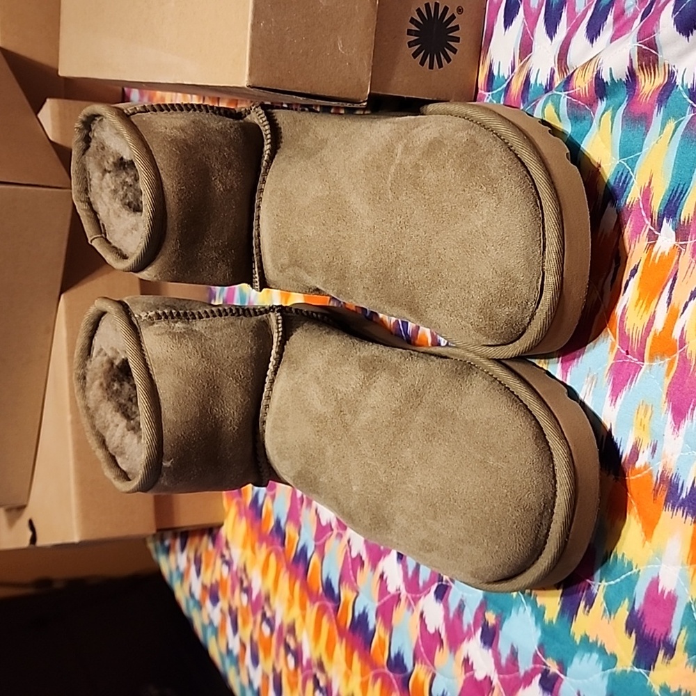 UGG - Picture 2 of 9